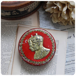 イギリス アンティーク ビスケット缶 TIN インテリア 雑貨 店舗什器「ジョージ6世エリザベス王妃の戴冠式」Q-141