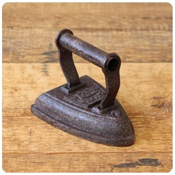 イギリス アンティーク SALTER 鉄製アイロン アイアン ブロカント エンボス文字 ソルター 店舗什器「ドアストッパー」Q-199