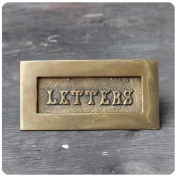 イギリス アンティーク ブラス レタースロット 郵便受け 建具金物 真鍮製 インテリア 店舗什器「LETTERSエンボス文字」Q-456