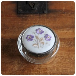 イギリス アンティーク 刺繍入りガラスジャー/パフガラスケース/小物入れ/英国製【REGENT OF LONDON】S-102