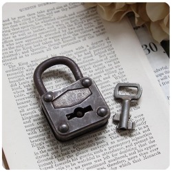 ドイツ アンティーク パドロック 南京錠 鍵付き 古道具 雑貨「MADE IN GERMANY」V-425