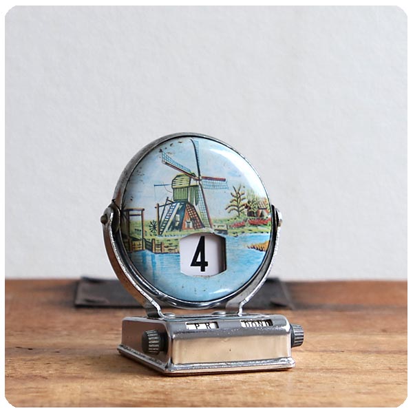 オランダ アンティーク メカニカルカレンダー 小さな卓上カレンダー インテリア雑貨 インダストリアル おしゃれ小物 Z 702