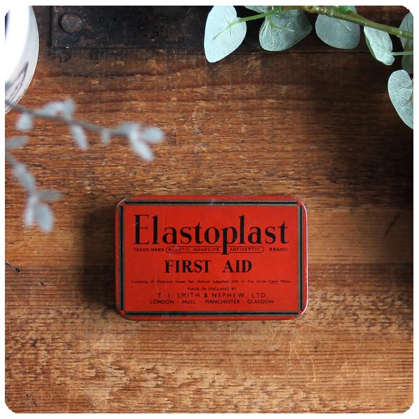 イギリス アンティーク Elastoplast ファーストエイド缶/ティン/ブリキ/小さな収納缶【シャビーで可愛いバンドエイド缶】M-857
