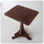 イギリスから直接買い付けたアンティークサイドテーブル