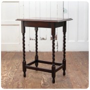 イギリスから直接買い付けてきたアンティークテーブル｜antique