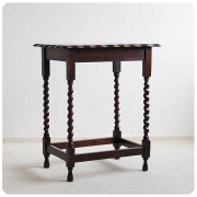 イギリスから直接買い付けてきたアンティークオケージョナルテーブル