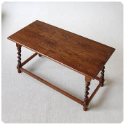 イギリスから直接買い付けてきたアンティークコーヒーテーブル