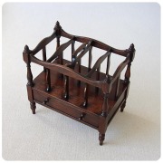 イギリス アンティーク調 カンタベリー 楽譜入れ マガジンラック インテリア 家具 店舗什器「ドロワー付き」Q-187
