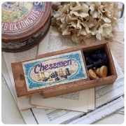 イギリス アンティーク チェス駒セット（Chessmen）木箱 ゲーム インテリア 雑貨 ディスプレイ 店舗什器「K & C Ltd」Q-351