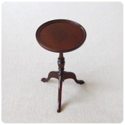 イギリス アンティーク調 ワインテーブル トライポッド 三本脚 花台 家具 インテリア 店舗什器「サイドテーブル」Q-481