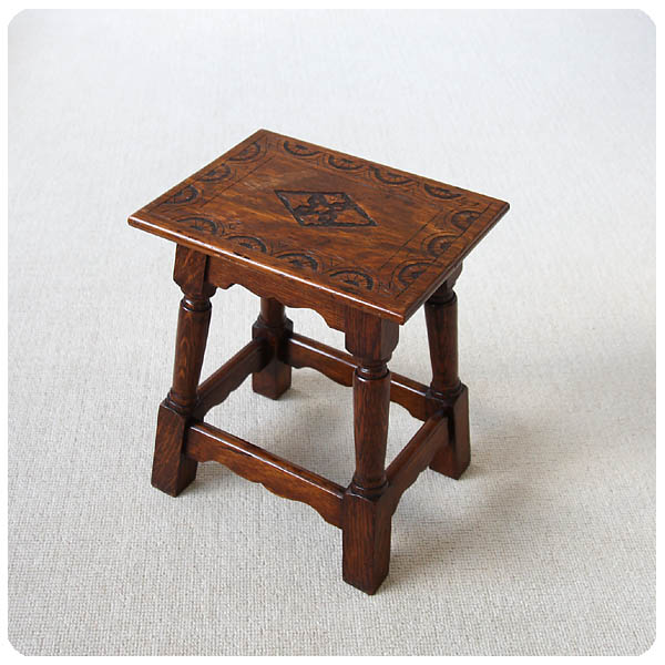 イギリス アンティーク家具 サイドテーブル 木製 スツール 店舗什器 「彫刻天板がおしゃれ」P-987