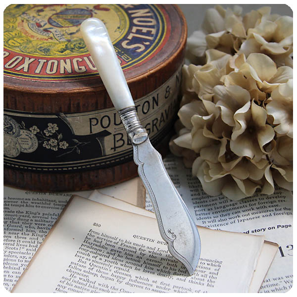 イギリス アンティーク バターナイフ マザーオブパール（白蝶貝）カトラリー「シルバープレート/銀メッキ」Q-081