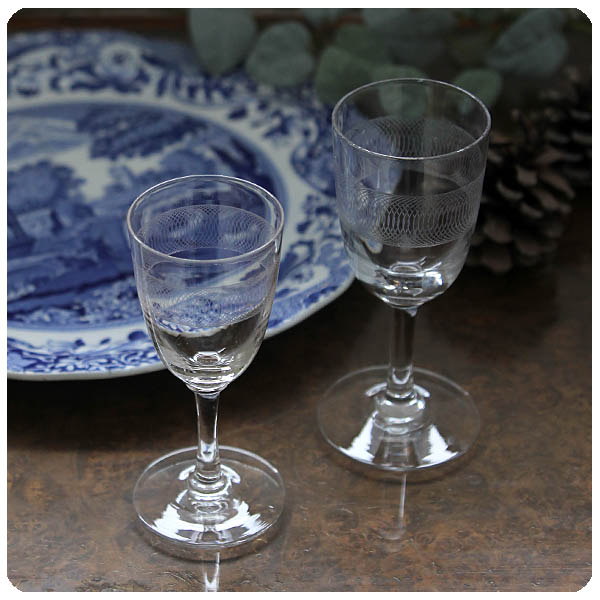 イギリス アンティーク シェリーグラス2個セット エッチング模様 ガラス ディスプレイ 店舗什器「リキュールグラス」Q-095