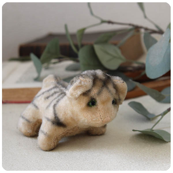 ドイツ アンティーク ネコのぬいぐるみ トラ猫 キャット インテリア 雑貨 店舗什器「可愛らしいシルエット」Q-104