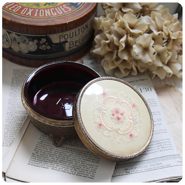 イギリス アンティーク プチポワン刺繍パウダーケース ジュエリーケース ガラス 雑貨「ドレッシングテーブル用品」Q-113