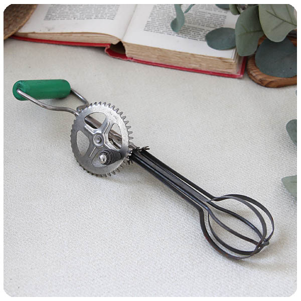 イギリス アンティーク ハンドミキサー 木製ハンドル キッチン キッチンツール 雑貨 店舗什器「回転式泡立て器」Q-136