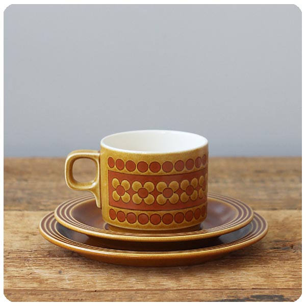 イギリス ヴィンテージ ホーンジー カップ＆ソーサ― トリオ ケーキ皿 陶磁器 食器 花柄 サフラン「HORNSEA SAFFRON」 Q-698