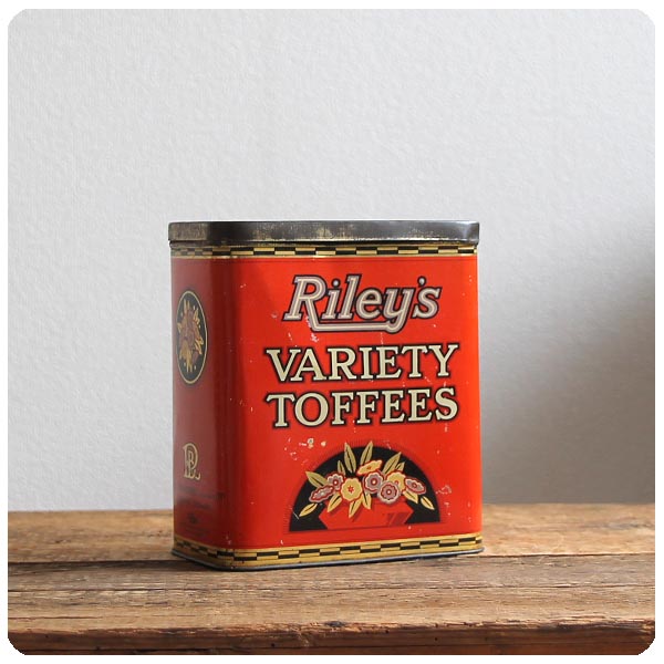 イギリス アンティーク Riley's ブリキ製 トフィー缶/お菓子缶/ティン/小物入れ/TIN【経年による風合いが素敵！】S-092