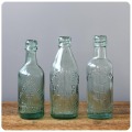 イギリス アンティーク ガラスボトル3本セット 瓶 エンボス インテリア 店舗什器 ディスプレイ ビンテージ K-941
