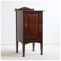 イギリス アンティーク JONES & SONS  ベッドサイドキャビネット マホガニー 家具 インテリア 店舗什器【カップボード】Q-228