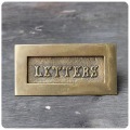 イギリス アンティーク ブラス レタースロット 郵便受け 建具金物 真鍮製 インテリア 店舗什器「LETTERSエンボス文字」Q-456