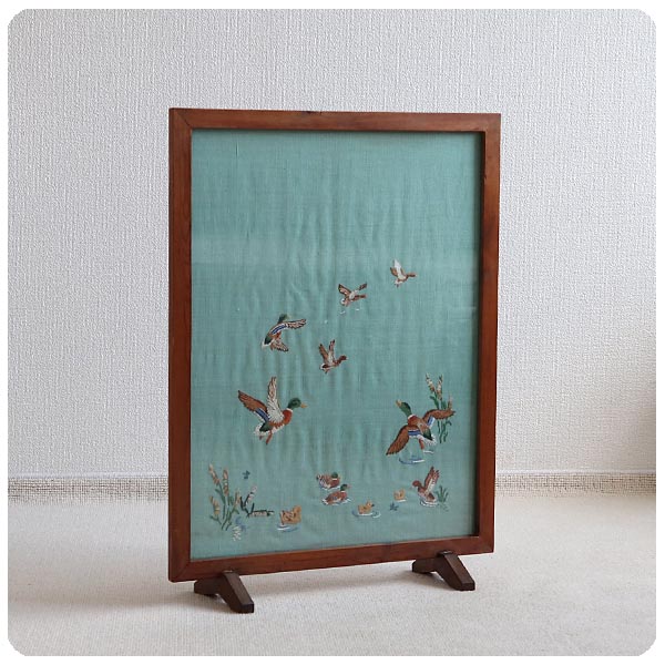 イギリス アンティーク ファイヤースクリーン/刺繍/ガラス/鳥/パーテーション/衝立/家具【絵画のような暖炉カバー】T-549