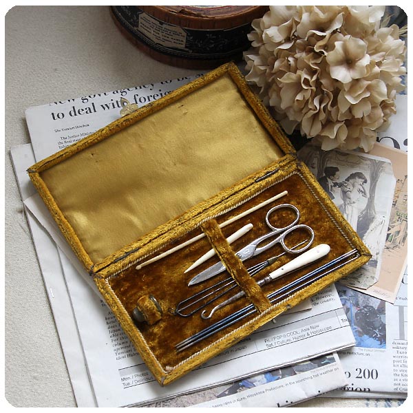 イギリス アンティーク ソーイングセット 裁縫 古道具 英国 インテリア 雑貨「ケース付き」V-470