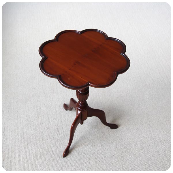 イギリス アンティーク調家具 木製ワインテーブル/サイドテーブル/花台【四つ葉のクローバーの様な天板】Y-456