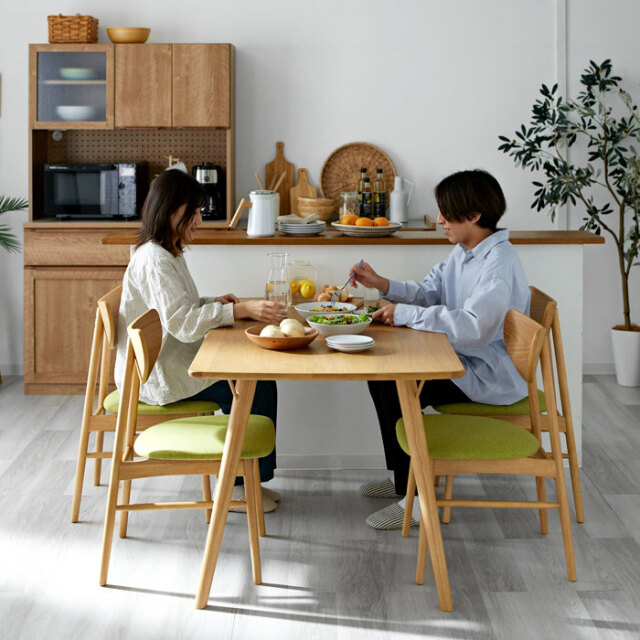 ☘️値下げしました。高さ90センチのダイニングテーブル1個と、椅子4 