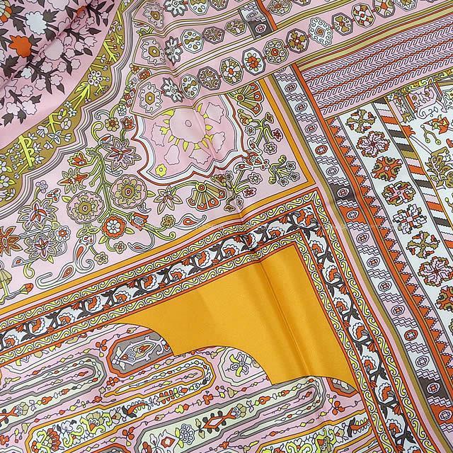 HERMES エルメス ショール カレ140 "ペルシャ絨毯" ピンクXジョーヌXヴェール シルク100% 新品未使用
