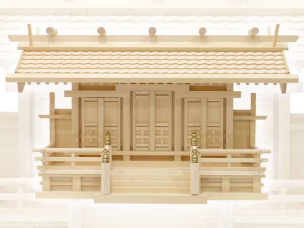 シンプルで豪華な瓦屋根の神棚・白山瓦屋根通し三社・中（木曽ひのき）
