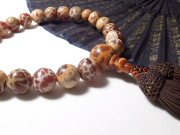 超珍しい全宗派用・片手念珠、【男性用数珠】白虎瑪瑙（メノウ）念珠