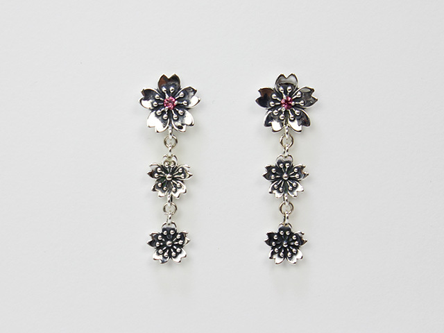 桜モチーフの揺れるピアス 桜華(おうか)3連/誕生石留めシルバーピアス