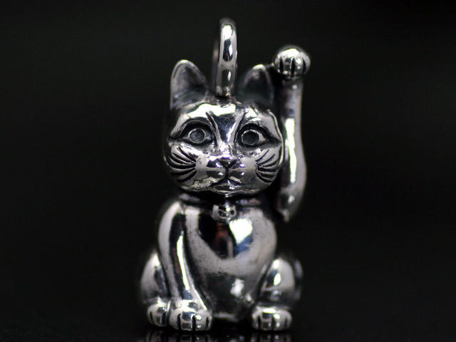 福招き猫/左手挙げ/シルバーペンダントトップ/左手あげは、人を招き