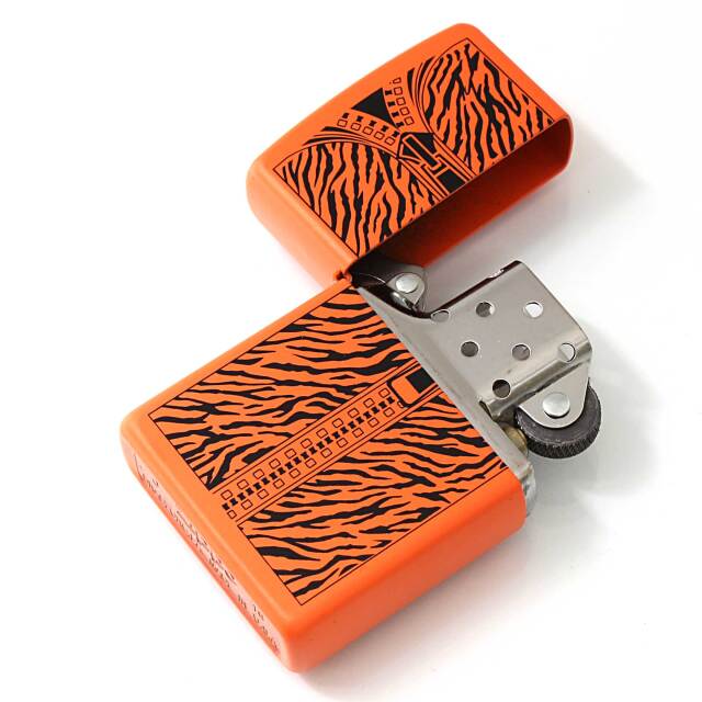 絶版/ヴィンテージ Zippo ジッポー 中古 2016年製造トラ柄 ジッパー
