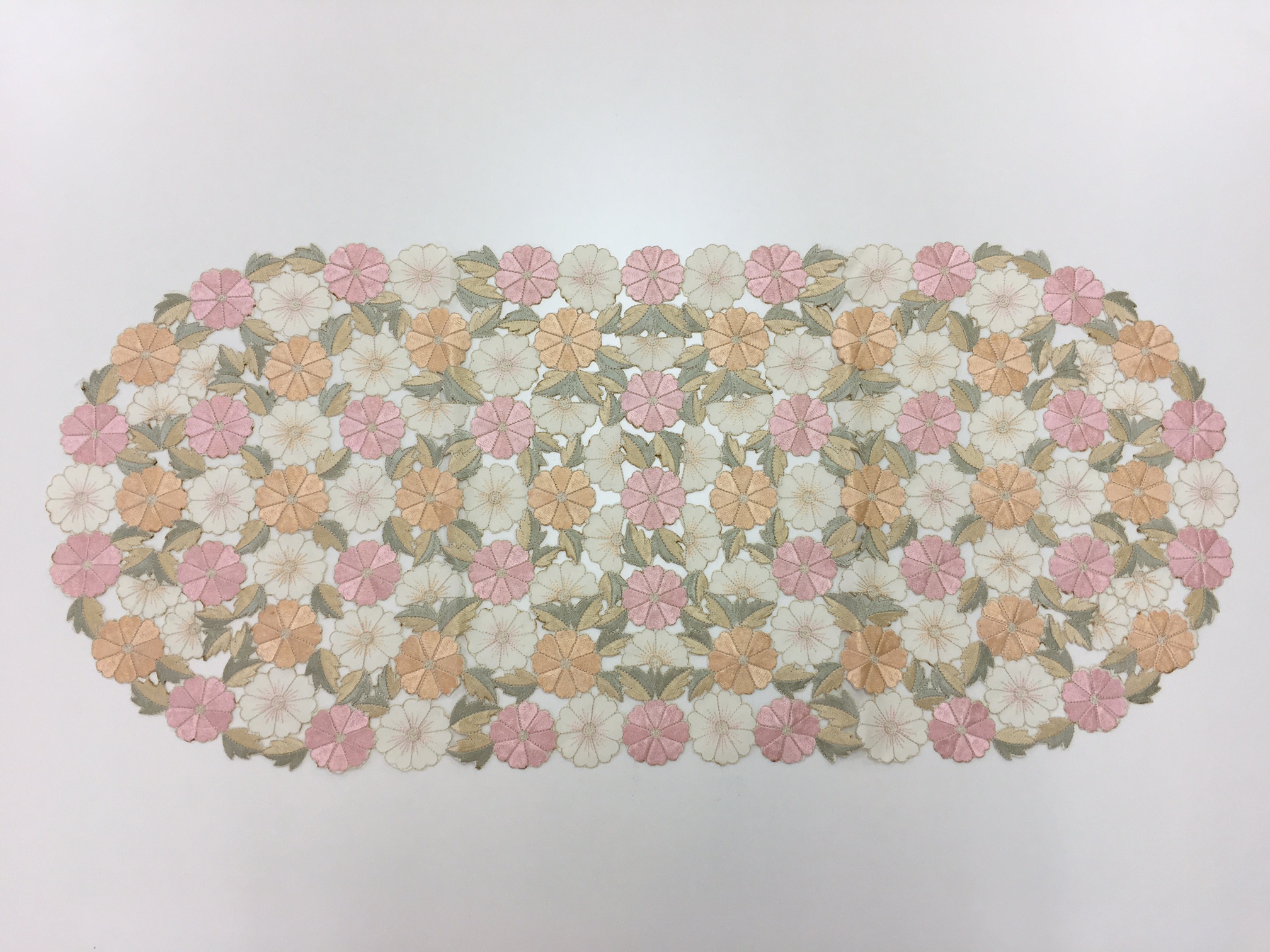 ♪♪カットワーク刺繍テーブルセンター♪♪